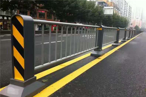 莲池公路防撞护栏